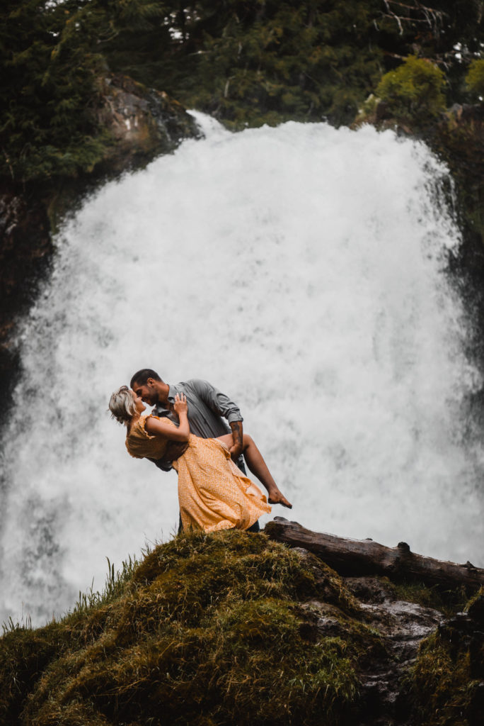 sahalie falls oregon waterfall photos engagement photographer